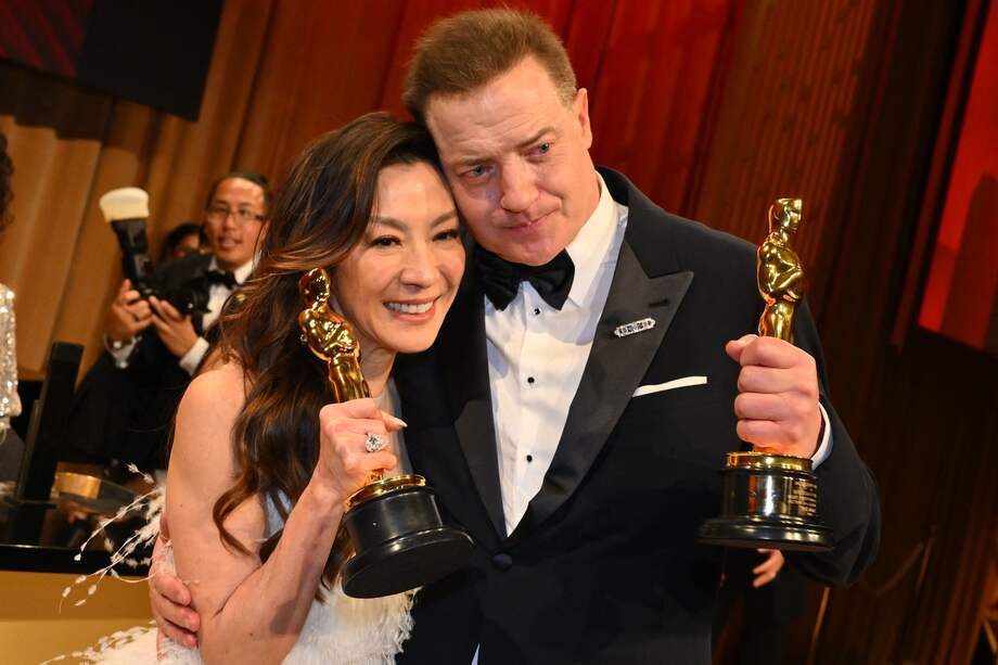 La actriz malaya Michelle Yeoh, ganadora del Óscar a la Mejor Actriz Protagónica por "Todo en todas partes al mismo tiempo" y el actor estadounidense Brendan Fraser, ganador del Óscar al Mejor Actor Protagónico por "La Ballena" en la ceremonia del pasado 12 de marzo.