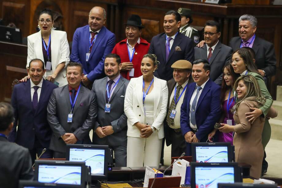 Fotografía de los asambleístas de ADN, partido de gobierno del presidente electo Daniel Noboa, durante la instalación de la Asamblea Nacional de Ecuador electa en las elecciones extraordinarias de agosto pasado, hoy en Quito (Ecuador).