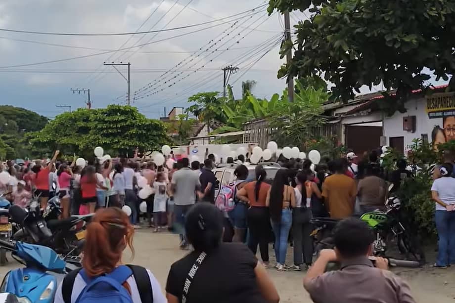 Familiares y vecinos acompañaron con globos blancos el traslado de los cuerpos.