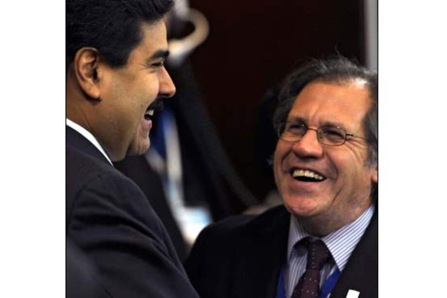 El presidente de Venezuela, Nicolás Maduro (izq.), frente al secretario general de la OEA, Luis Almagro. / AFP