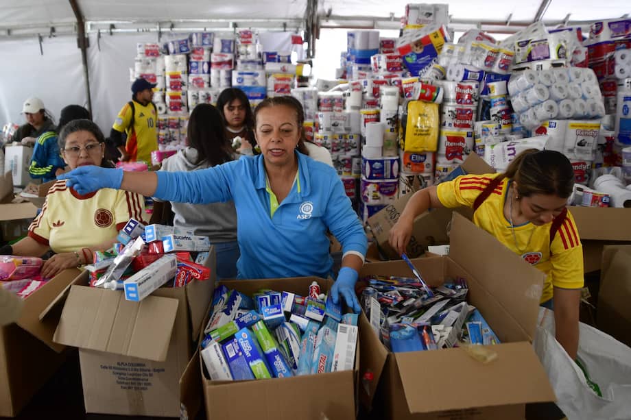 Mercados con productos de primera necesidad son empacados y preparados en Bogotá para apoyar a las familias damnificadas por el sismo\.