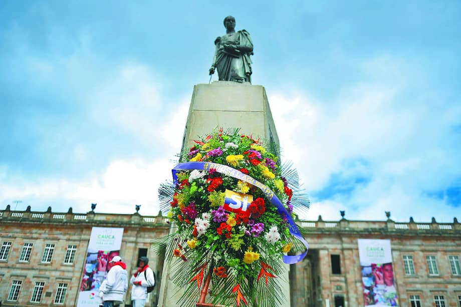 La celebración por la firma del acuerdo sobre el cese bilateral del fuego, el jueves pasado, se trasladó a la Plaza de Bolívar por medio de actos simbólicos. / Gustavo Torrijos