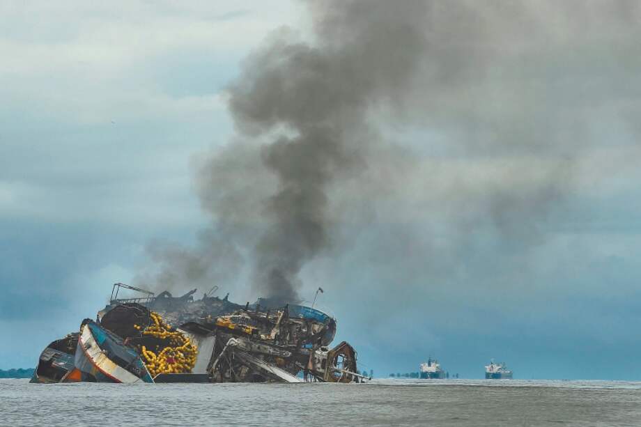 La embarcación Taurus I se incendió a medianoche y terminó bajo el agua. Esto generó el derrame de 40 mil galones de combustible.