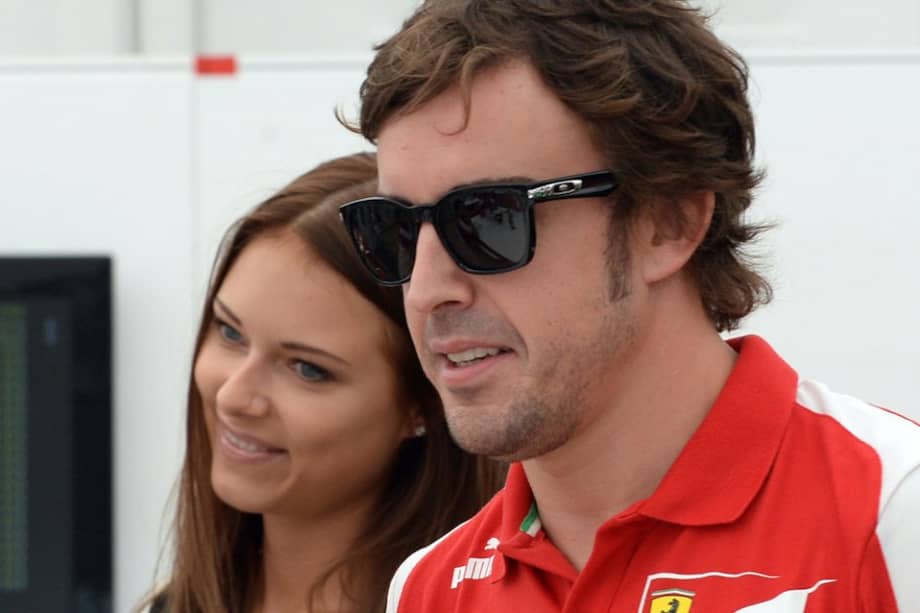 Dasha Kapustina y Fernando Alonso. / Afp.