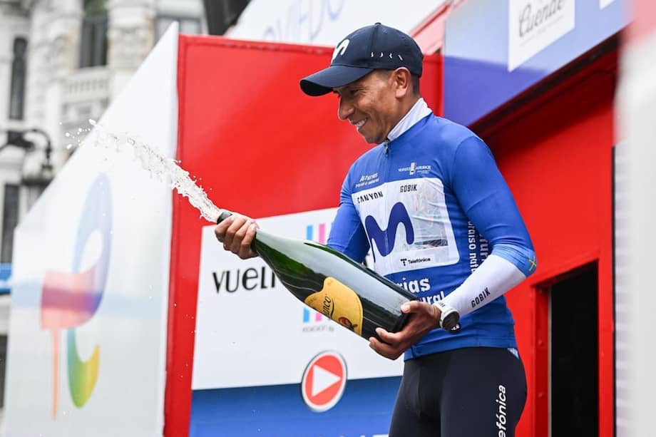 Nairo Quintana celebra su nuevo título en Oviedo, España.