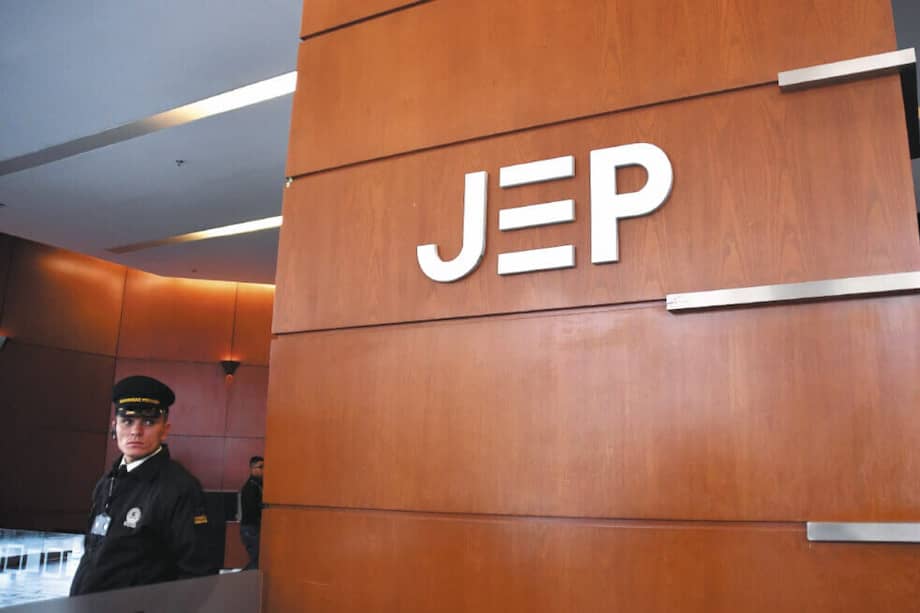 El atentado sucedió en medio del funeral del padre del expolicía.