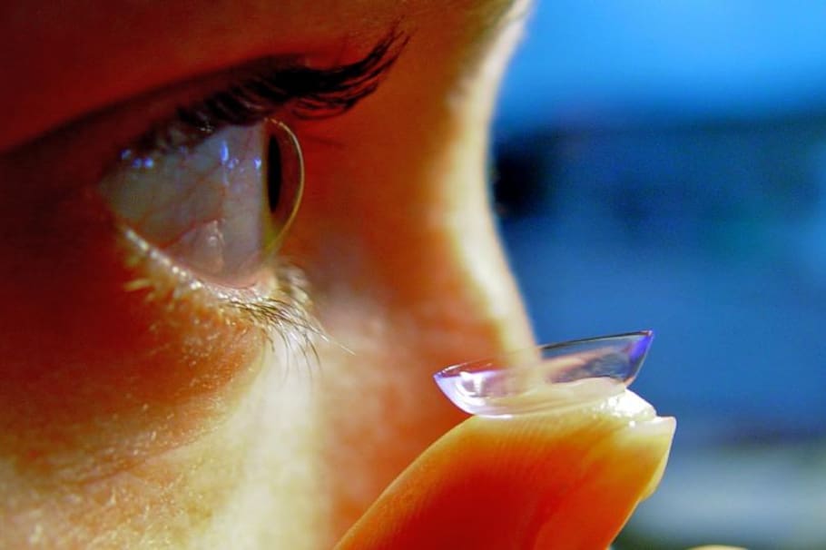 Consejos prácticos para ponerse lentes de contacto
