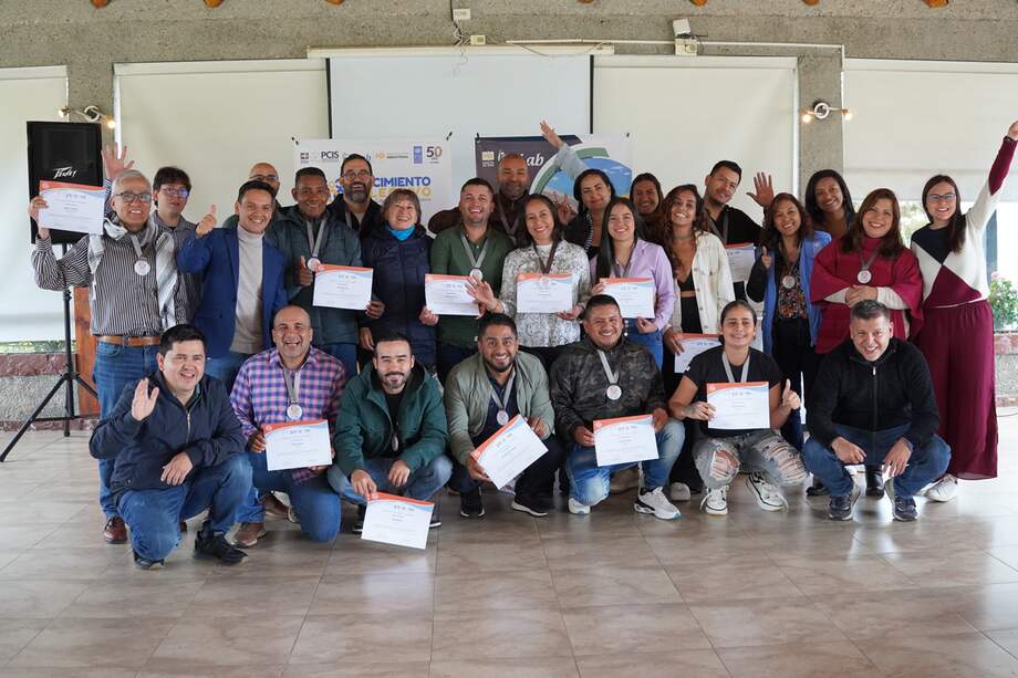 Los firmantes recibieron una certificación tras su asistencia al encuentro.