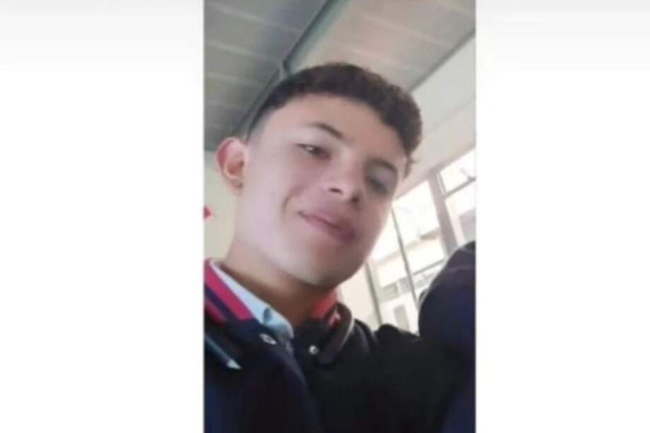 Vestía el uniforme del colegio (como la fotografía), con chaqueta, pantalón y tenis azules.