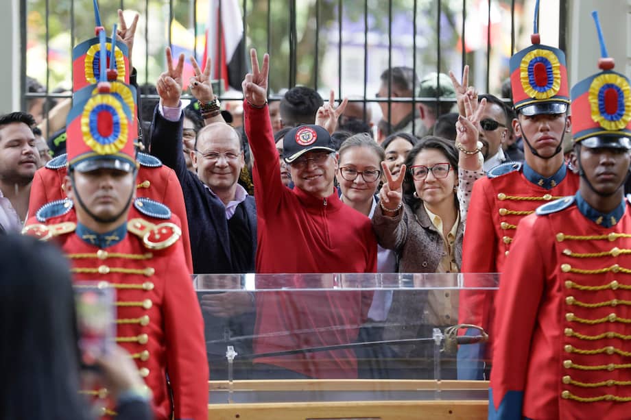 El presidente saliente de Colombia, Gustavo Petro (c), reacciona junto a integrantes de su gabinete ministerial este viernes, a su llegada a la Casa Museo Quinta de Bolívar en Bogotá (Colombia). La espada del Libertador Simón Bolívar retornó a la Casa Museo Quinta de Bolívar, en el centro de Bogotá, como parte de uno de los últimos actos oficiales de Petro.