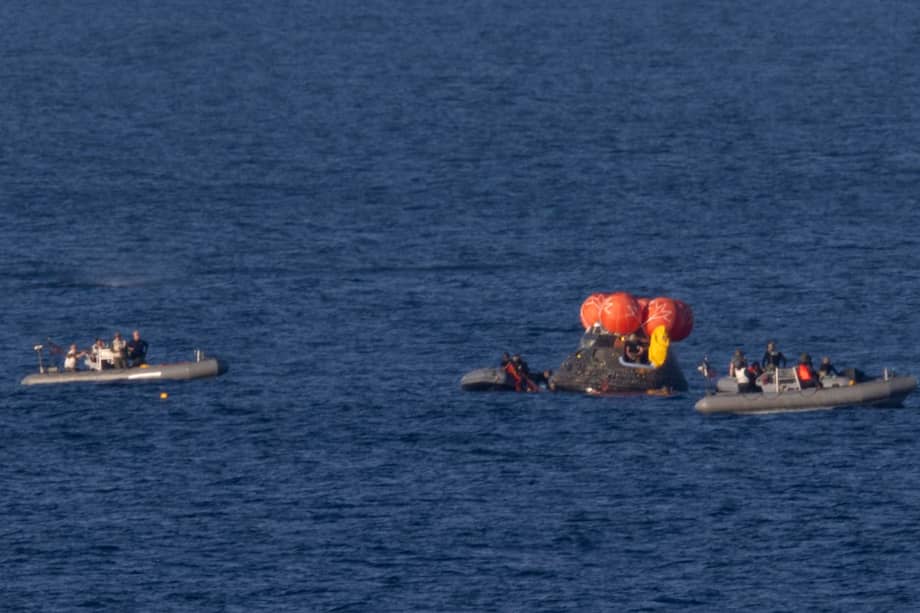 Una foto de archivo facilitada por la Administración Nacional de Aeronáutica y del Espacio (NASA) muestra la nave espacial Orión de la NASA flotando mientras los equipos de rescate trabajan para asegurarla antes de trasladar a los tripulantes de la misión Artemis II al USS John P. Murtha tras el amerizaje en el Océano Pacífico, el 10 de abril de 2026.
