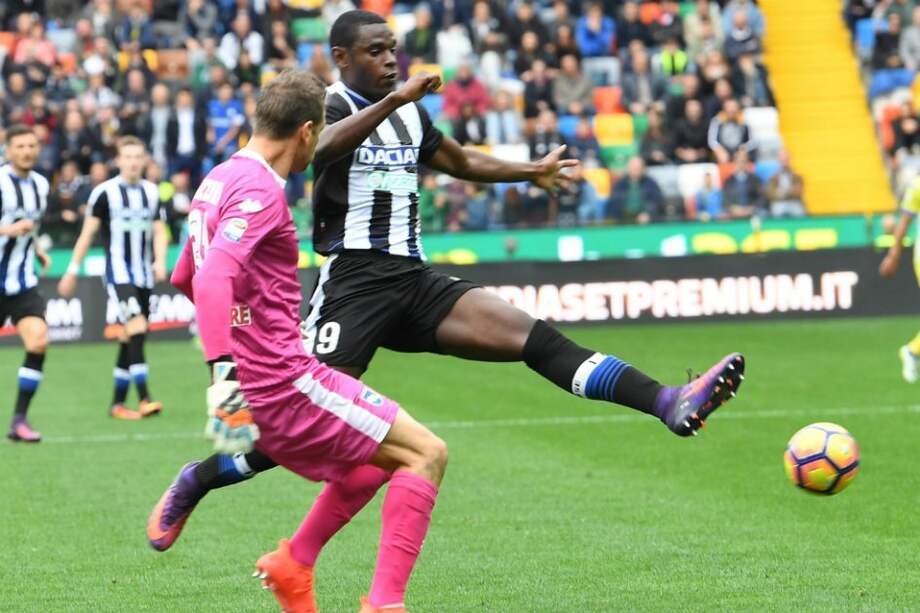 El colombiano Duván Zapata (d) durante el partido del Udinese contra el pescara. / EFE