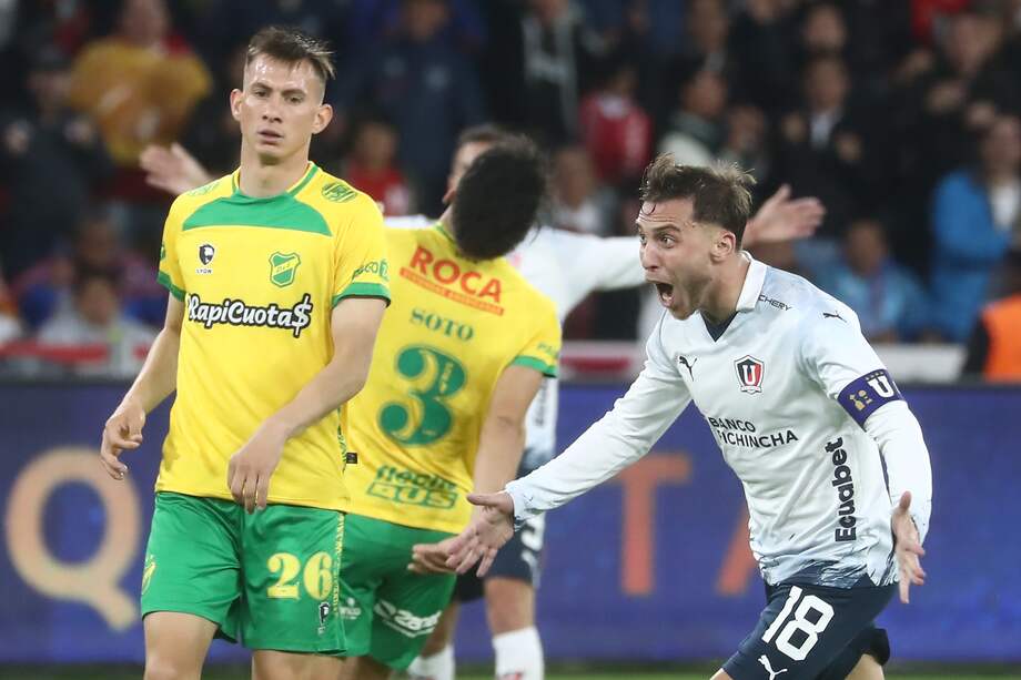 Lucas Piovi (der.) de Liga celebra uno de los goles del cuadro ecuatoriano.