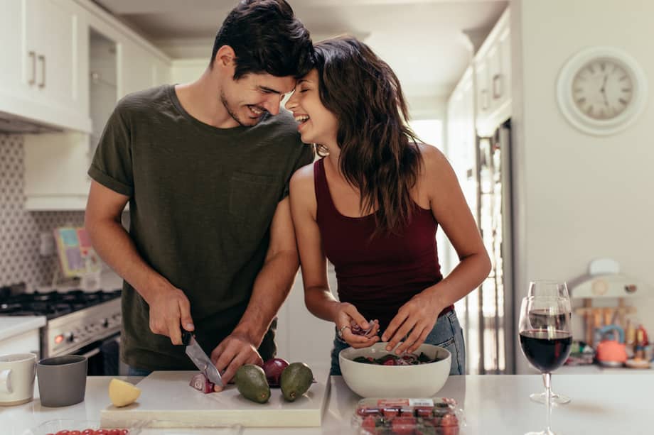 Adoptar hábitos saludables, como aumentar la actividad física y comer balanceado resulta más sencillo en compañía de la pareja.