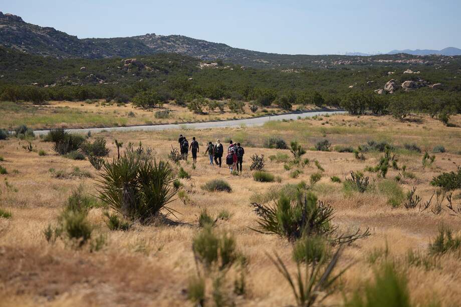 Migrantes cruzan el desierto en busca de la Patrulla Fronteriza de Estados Unidos en Jacumba, California, EE.UU., el 04 de junio de 2024.