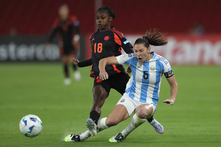 Aldana Cometti (d) de Argentina disputa el balón con Linda Caicedo (i) de Colombia en el partido por la semifinal de la Copa América Femenina 2025 en el estadio Rodrigo Paz Delgado de Quito, Ecuador.