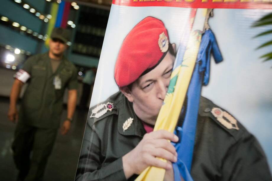 Un soldado venezolano camina por detrás de un afiche conmemorativo del presidente Hugo Chávez. /EFE