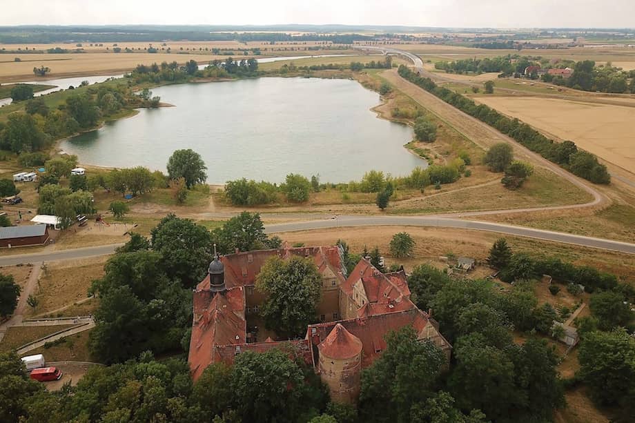 Vista panorámica del castillo Mühlberg, sede del proyecto "Lajo project". El castillo de Mühlberg, al suroeste de Berlín, se ha convertido en singular alojamiento temporal cuyo destacado papel histórico bajo el emperador Carlos V inspira a artistas iberoamericanos dirigidos por la española Marina Salvo.