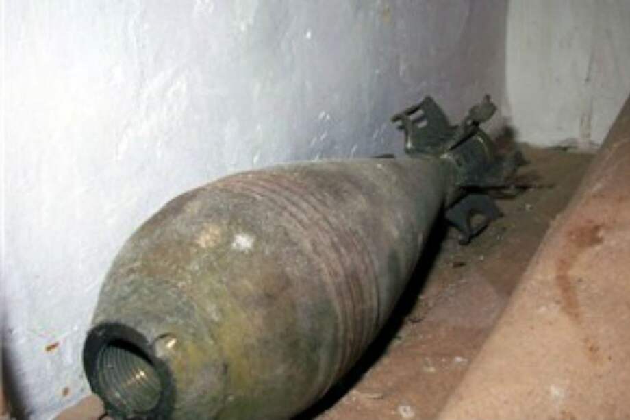 Explota por accidente proyectil de la II Guerra Mundial en una casa