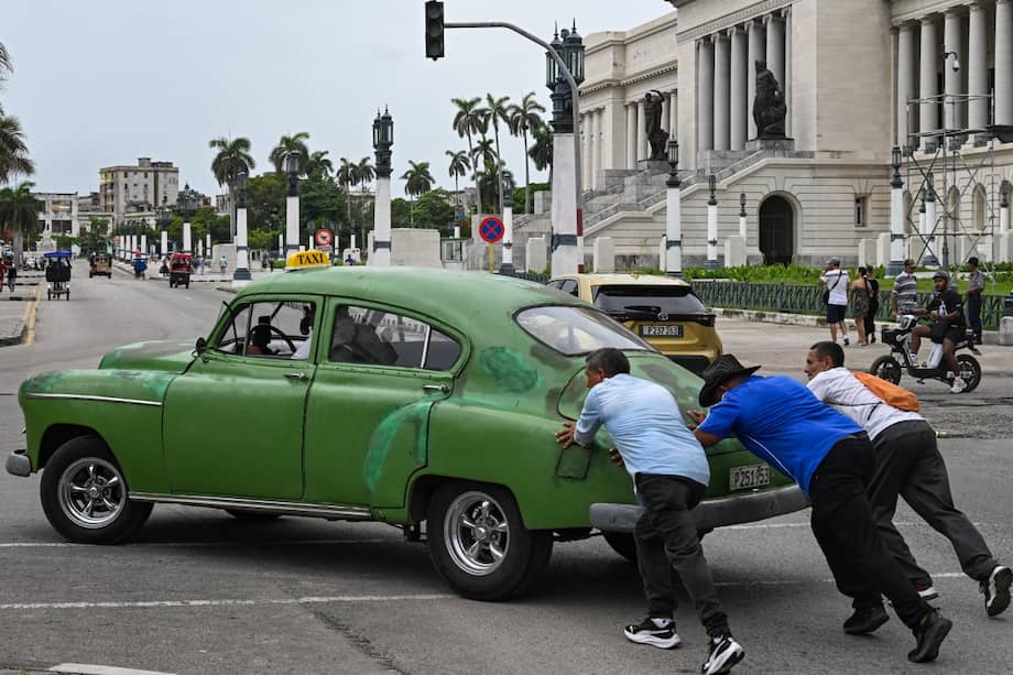 Varias personas empujan un coche viejo por una calle de La Habana el 29 de julio de 2026.