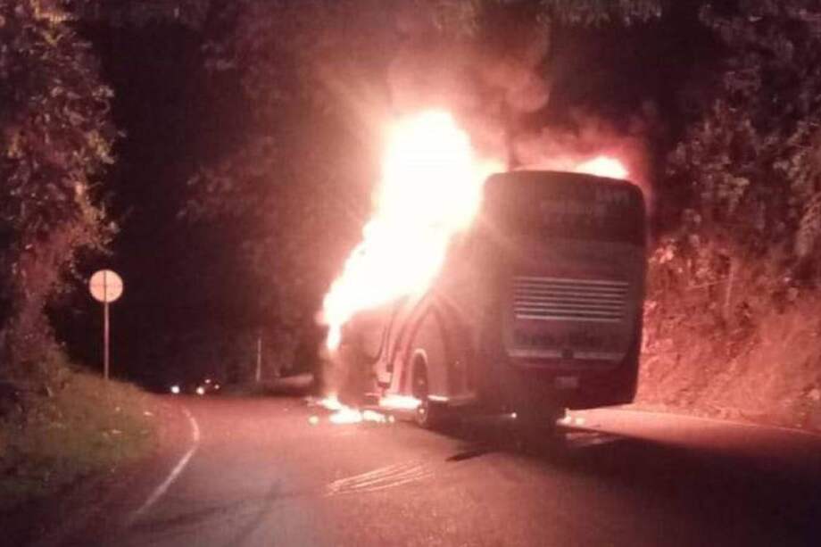 Al menos 8 vehículos, entre tractomulas y buses, fueron incendiados.