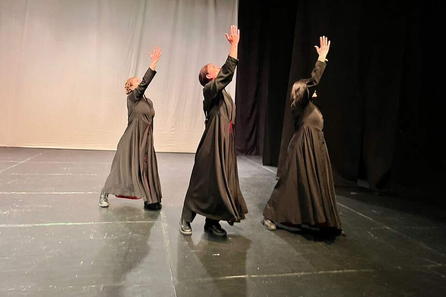 La Creación Colectiva surgió en 1968, y fue producto de un laboratorio de investigación teatral entre el Teatro La Candelaria de Bogotá y el Teatro Experimental de Cali (TEC).