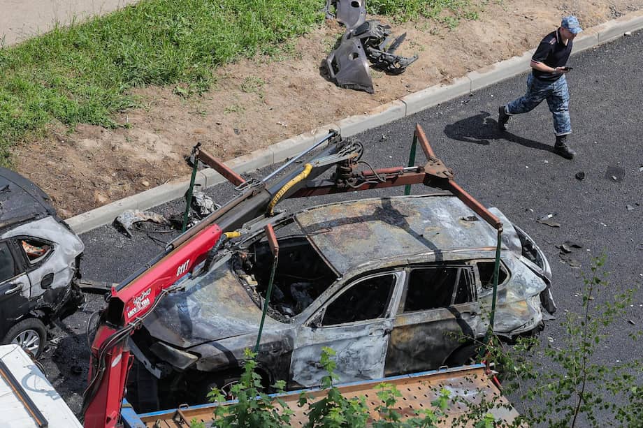 Un investigador ruso trabaja en el lugar de la explosión de un automóvil cerca de un edificio residencial en Balashikha, en las afueras de Moscú, Rusia, el 9 de junio de 2026.