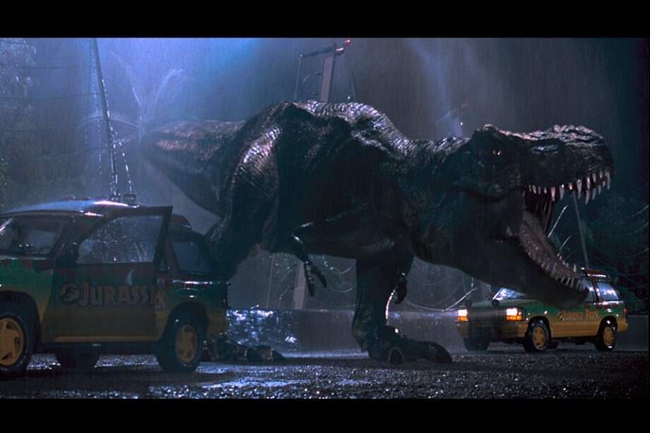 Basada en una novela de Michael Crichton y protagonizada por Sam Neill, Laura Dern y Jeff Goldblum, "Jurassic Park", que ganó tres premios Óscar al año siguiente, ha recaudado desde entonces 920 millones de dólares y tuvo dos secuelas, en 1997 y 2001.