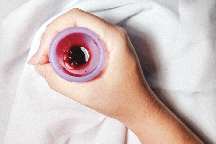 Al ver la sangre dentro de la copa menstrual no solo se aprende a conocer mejor la menstruación, sino que también se pueden derrotar varios tabúes de la misma.