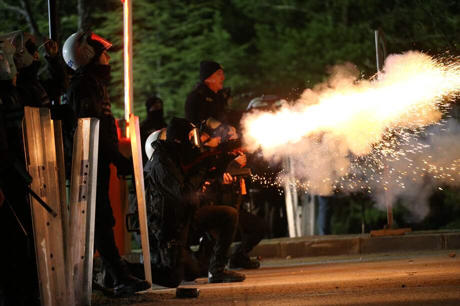 Estudiantes de la Universidad Técnica de Oriente Medio (METU) se enfrentan a la policía antidisturbios turca, que utiliza gases lacrimógenos y cañones de agua para dispersar a los manifestantes durante una protesta contra el arresto del alcalde de Estambul, Ekrem Imamoglu, en Ankara, Turquía, el 20 de marzo de 2025.