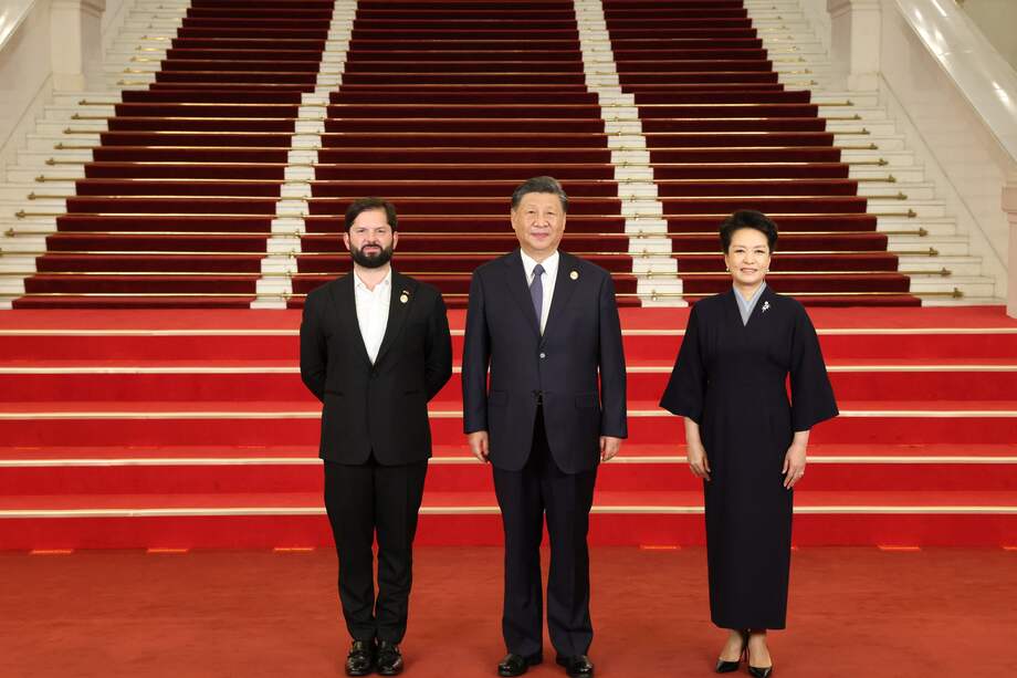 "Boric tuvo la oportunidad en este viaje de romper tabúes y sumarse a esa tendencia. Un giro así habría sido meritorio, porque es casi seguro que habría conllevado un precio. En medio de una crisis económica y una muy baja aprobación, haber sido fiel a su postura (que había planteado en su campaña) le habría supuesto un castigo comercial equivalente al sufrido por otras naciones que intentaron separar la relación económica de la política. China supone cerca del 40 % del intercambio comercial de Chile, por lo que esta preocupación siempre está presente al momento de cruzar una línea roja" - Sascha Hannig