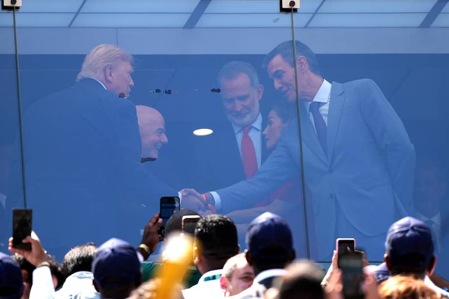 El presidente de Estados Unidos, Donald Trump (i) saluda al presidente del Gobierno de España, Pedro Sánchez este domingo, en el partido de la final del Mundial de la FIFA 2026 entre España y Argentina en el estadio MetLife en Nueva Jersey (Estados Unidos).