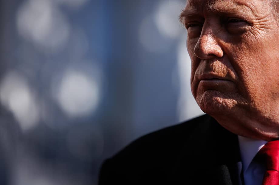 El presidente de Estados Unidos, Donald Trump, habla con los periodistas antes de partir del jardín sur de la Casa Blanca a bordo del Marine One.