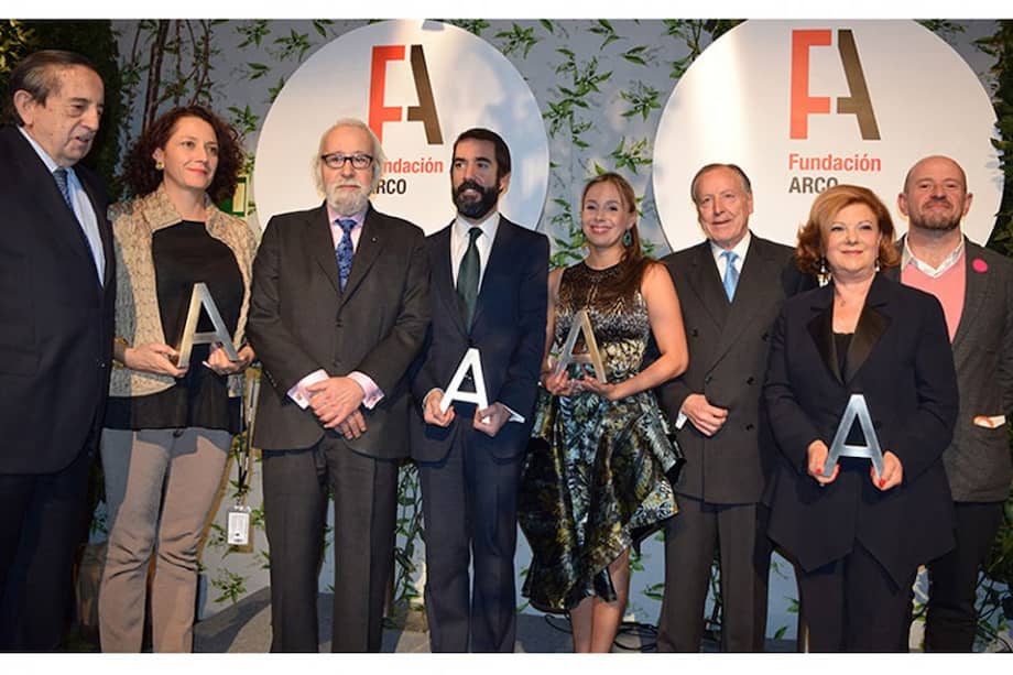 Fermín Lucas, director general de IFEMA; Ángela María Pérez, subgerente cultural del Banco de la República de Colombia; Luis Eduardo Cortés, presidente ejecutivo de IFEMA; Rafael Árbol, jefe de gabinete de presidencia de Iberdrola; Katherine Barón, Colección Bar-On; José María Álvarez del Manzano, presidente de la junta rectora de IFEMA; Celia Sredni de Birbragher, fundadora de la revista ArtNexus y Carlos Urroz, director de ARCOmadrid / Cortesía