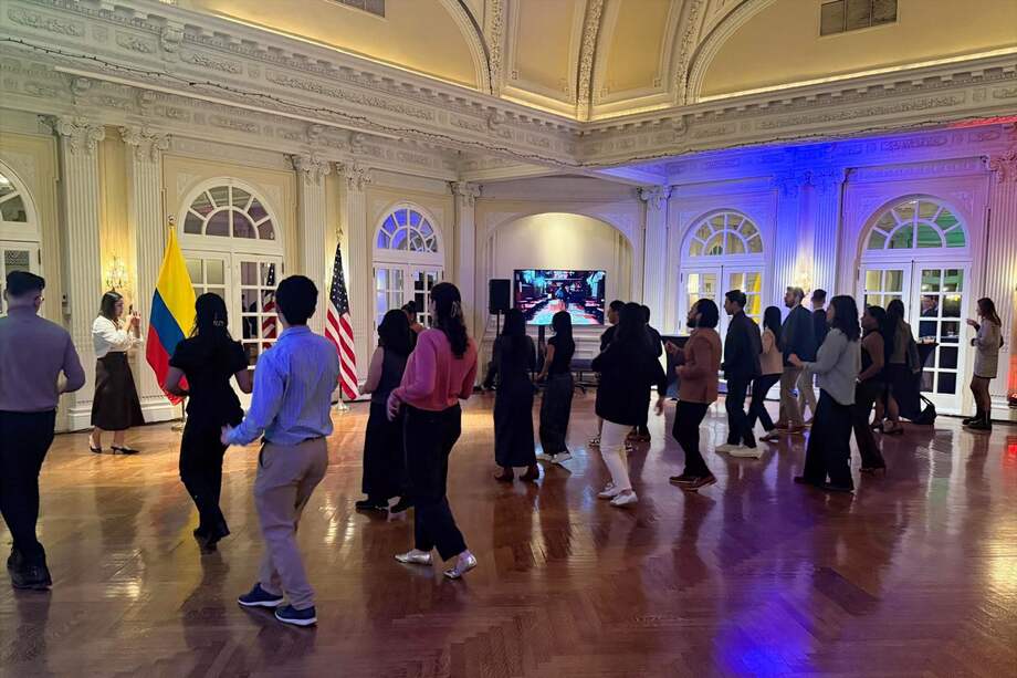 Las clases colombianas de salsa para empleados políticos estadounidenses en Washington.