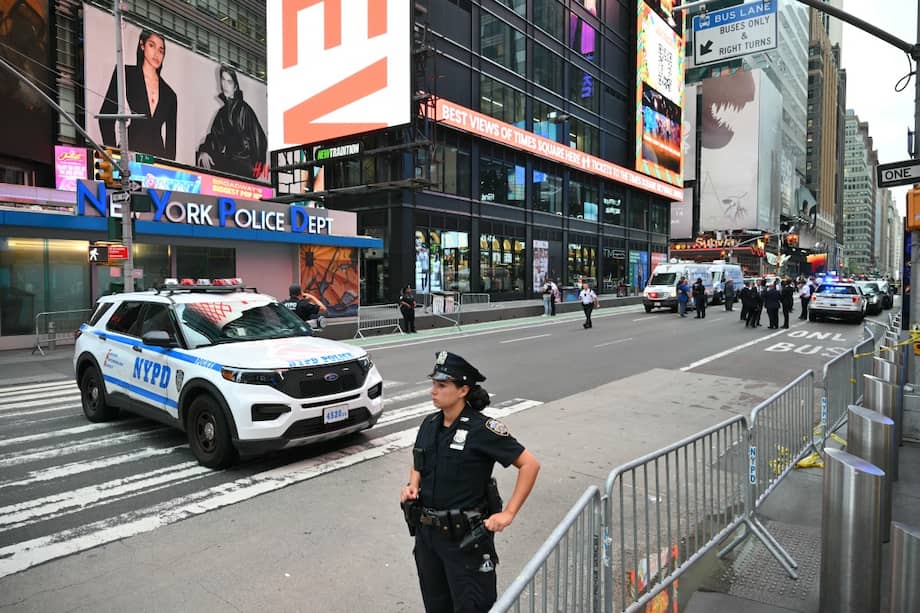 La Policía de Nueva York aseguró la zona en donde una mujer apuñaló a dos personas en Times Square.