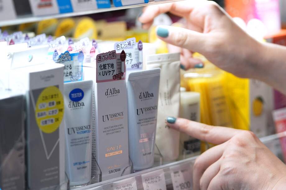Esta foto tomada el 9 de abril de 2025 muestra productos de protección solar expuestos en las estanterías de una importante droguería del bullicioso distrito de Shibuya, en Tokio. /Kazuhiro NOGI / AFP
