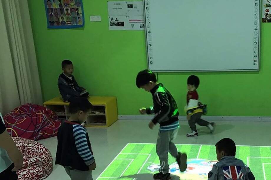 Niños con autismo aprenden con la ayuda de la nueva tecnología en China.