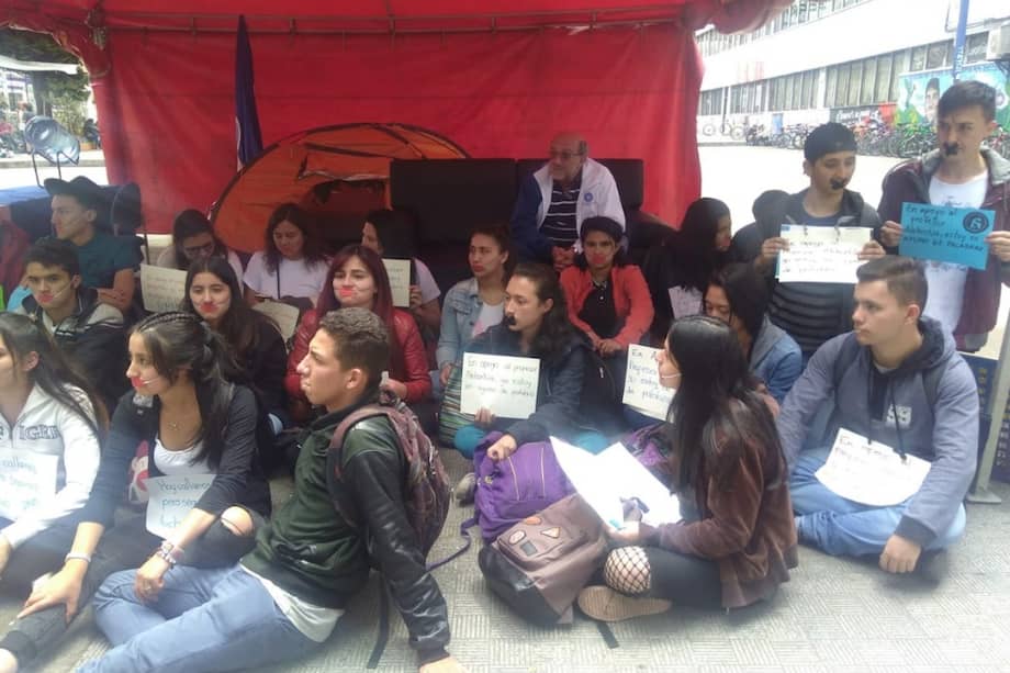 Adolfo León Atehortúa Cruz, en compañía de estudiantes de la U. Pedagógica. / Cortesía