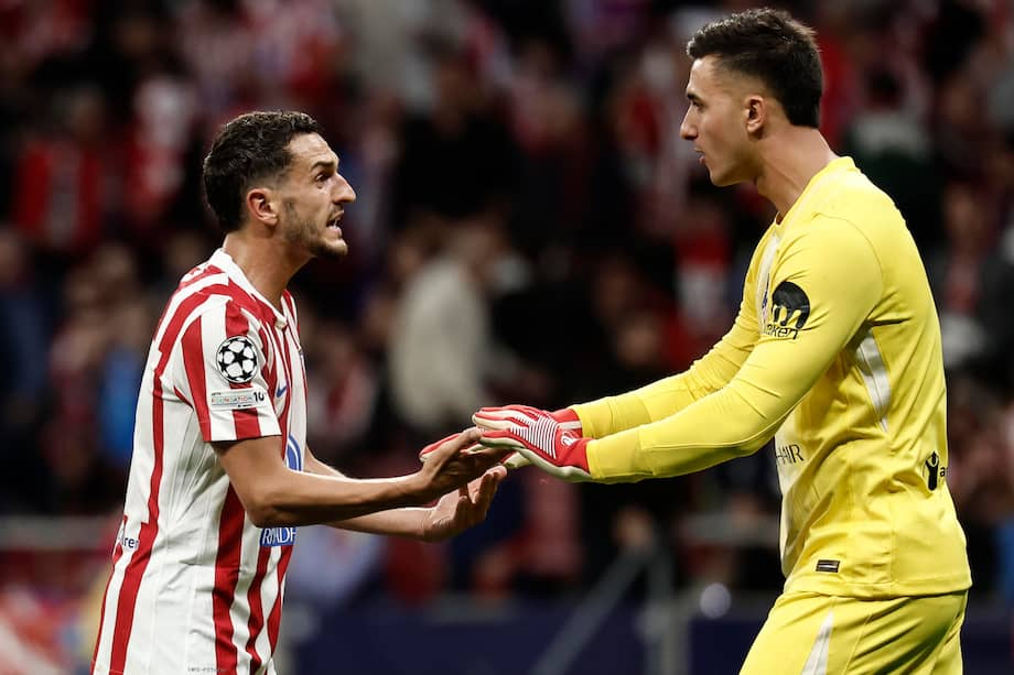 El centrocampista del Atlético de Madrid Koke Resurrección (i) y el guardameta Juan Musso.