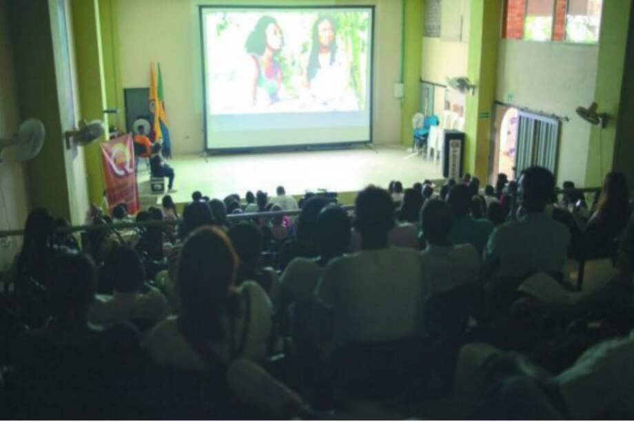 En el auditorio de la universidad Uniclaretiana, en Quibdó, se inició la Semana del Cine Colombiano con la proyección de “Manos sucias”. / Foto: El Murcy