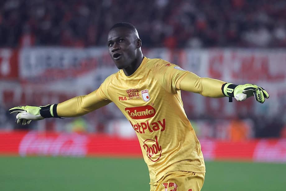 Weimar Asprilla portero de Santa Fe celebra al ganar en la serie de penaltis este miércoles, en un partido de la Copa Sudamericana frente a River Plate en el estadio Monumental.