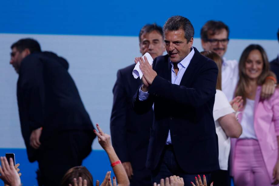 El excandidato oficialista a la Presidencia de Argentina, Sergio Massa (c), se reúne con sus seguidores hoy en Buenos Aires (Argentina).