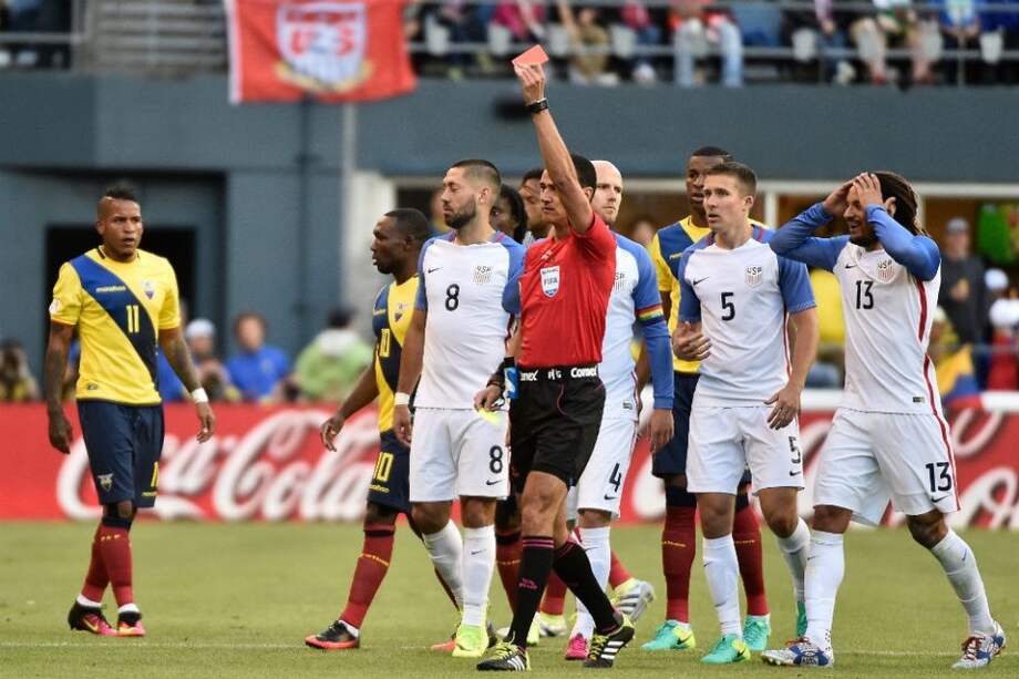 Roldán expulsó a Jermaine Jones. Foto: AFP