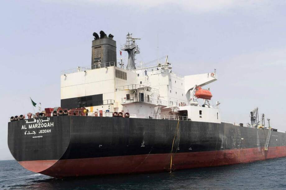 El buque petrolero MV Al Marzoqah bajo la bandera de Arabia Saudí, fue uno de los petroleros sauditas atacados esta semana. / EFE