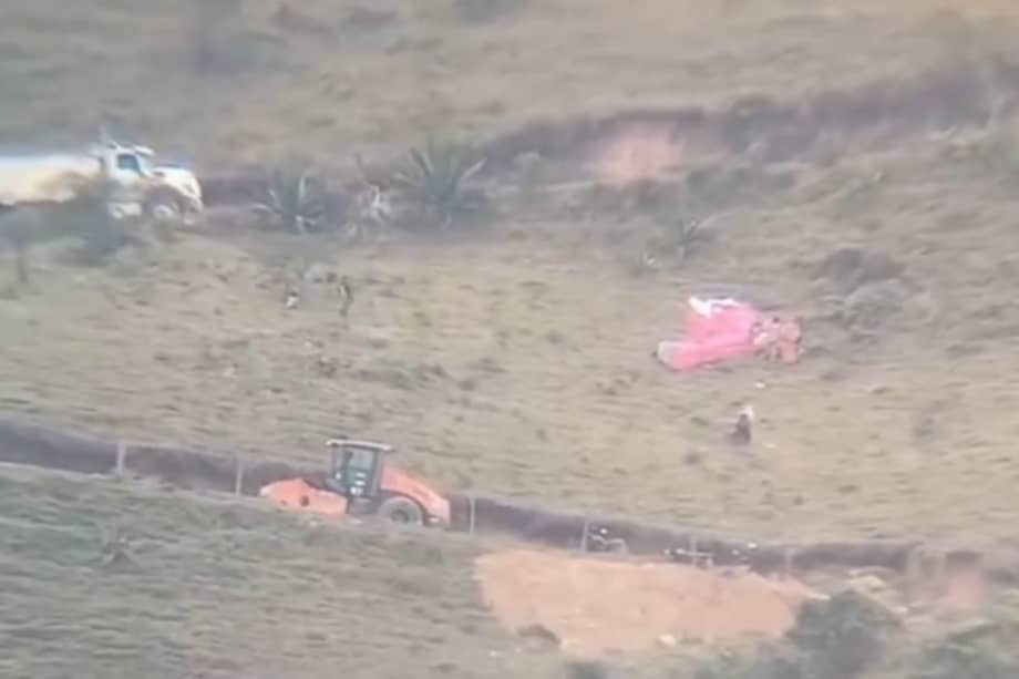 Imagen del video que circula en redes sociales en el que se evidencia el parapente que impactó en la ladera de una montaña.