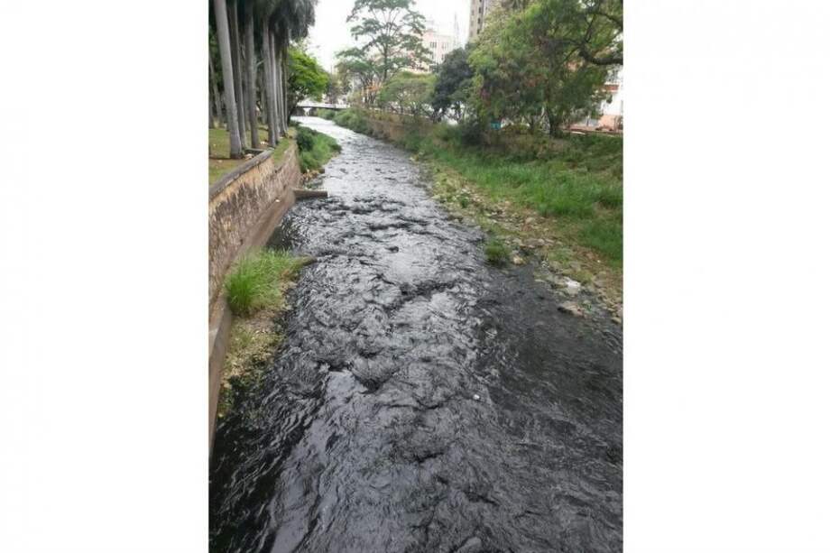 Investigan extraña sustancia que tiñó de negro al río Cali