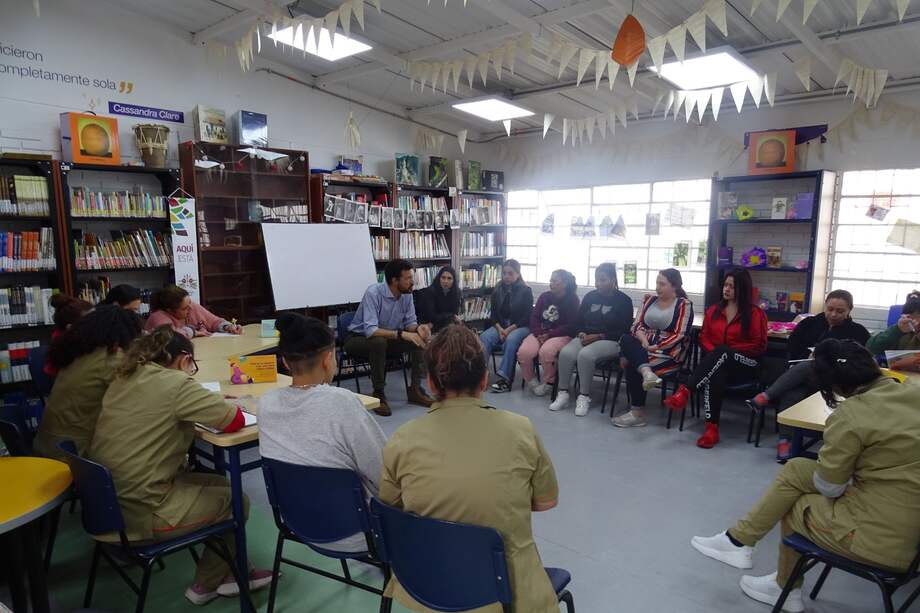 Los estudiantes han dictado talleres en 12 centros de reclusión de distintas regiones del país, entre ellos Bogotá, Medellín, Cartagena, Acacías, El Espinal y Puerto Triunfo.