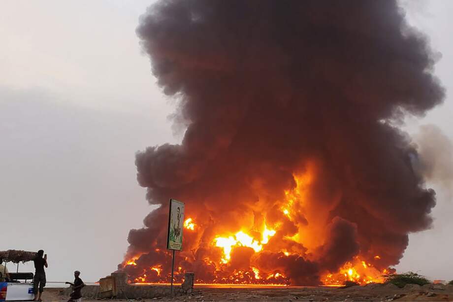 Una captura de pantalla tomada de un video publicado por el centro de medios hutíes muestra fuego y humo elevándose tras los ataques aéreos israelíes en la ciudad portuaria de Hodeidah.