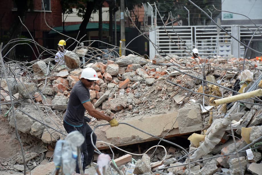 Remoción de escombros del edificio Torres del Limonar, afectado por el terremoto del 10 de agosto, en Cali.